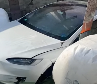 Tesla Model X спалахнула під водою