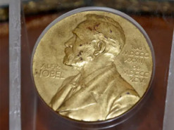 Нобелівська премія для робота: вчені прогнозують, коли ШІ самостійно зробить велике відкриття