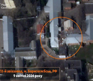 На фото з космосу видно наслідки удару по авіазаводу в Борисоглебську — там обвалився дах