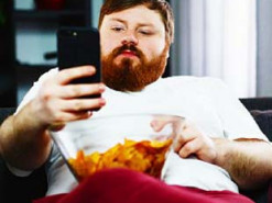 Ученые доказали, что частое использование смартфона приводит к ожирению