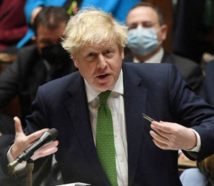 Прем'єр Великої Британії Джонсон заявив, що веде переговори зі США про заборону в Росії системи Swift