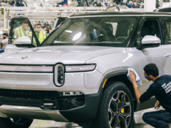 Концерн Rivian приступил к производству своих электрических внедорожников Rivian R1S