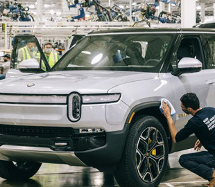 Концерн Rivian приступил к производству своих электрических внедорожников Rivian R1S