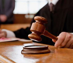 Суд виніс вирок чоловіку, який проломив череп іншому за мобільний телефон та 300 гривень