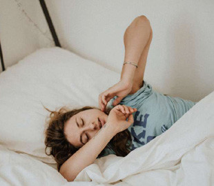 Негативний вплив на тривалість життя: вчені попередили про небезпеку денного сну