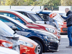 Українці після початку війни масово відмовляються від їзди на особистому авто: що відомо