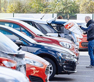 Українці після початку війни масово відмовляються від їзди на особистому авто: що відомо