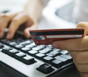 Житель райцентру Житомирської області встановив додаток, який йому надіслав шахрай, і втратив зі своїх карток майже 43 тис. грн