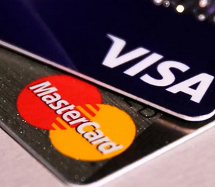 Кредитный туризм: россияне летают в Узбекистан открывать VISA и Mastercards