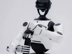 На основі втіленого інтелекту. У Китаї презентували повнорозмірного гуманоїдного робота з сенсорним керуванням