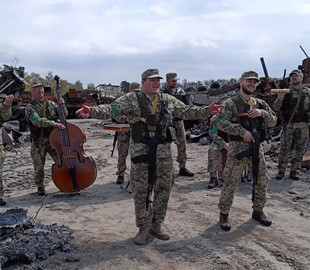 Бойцы ВСУ на фоне уничтоженной техники врага сняли клип на песню "Байрактар"