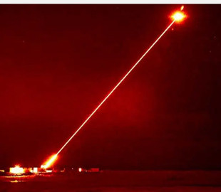 Британська лазерна система DragonFire успішно знищила бойовий дрон на швидкості 650 км/год