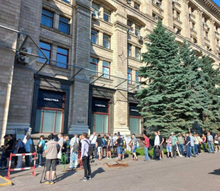 В центре Киева из-за финальной распродажи марки "Укрпочты" выстроилась очередь