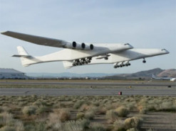 “Розмах крил перевершує розміри футбольного поля”: що відомо про найбільший у світі літак