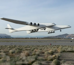 “Розмах крил перевершує розміри футбольного поля”: що відомо про найбільший у світі літак