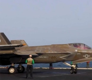 Новітні американські винищувачі F-35C виглядають абсолютно "іржавими"
