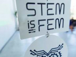 Школьники из Днепра разработали "умную" маску, которая обнаруживает ОРВИ и COVID-19