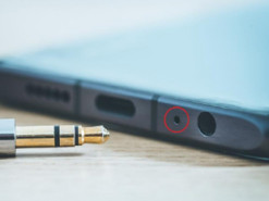 Що за маленька дірочка у смартфона поруч із портом для зарядки – і чому вона важлива
