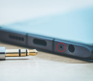 Що за маленька дірочка у смартфона поруч із портом для зарядки – і чому вона важлива