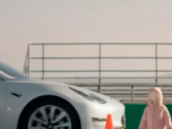 Tesla вимагає видалити відео з Model 3, яка збиває манекени дітей