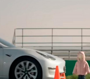 Tesla вимагає видалити відео з Model 3, яка збиває манекени дітей