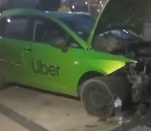 Водій Uber зніс в центрі Києва каштан та обмежувальні стовпчики