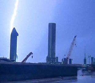 Илон Маск опубликовал видео ракеты SpaceX, попавшей в грозу