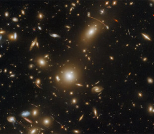 Hubble показав велетенське скупчення галактик