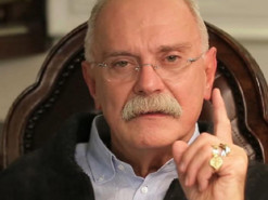 Нікіта Міхалков звинуватив Біла Гейтса у намірі чіпувати людей