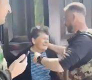 Впервые обняла сына через 74 дня войны: трогательная встреча мамы и защитника Украины на видео