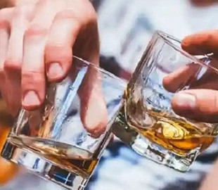 Вчені розповіли про вплив алкоголю на розвиток раку