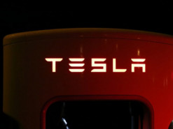 Водитель Tesla впервые предстанет перед судом за смертельное ДТП, в котором участвовал автопилот