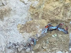 У Казахстані через пів року знайшли автобус, що провалився під землю