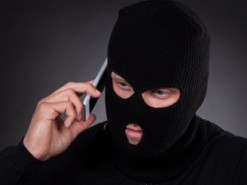 Водія «дев’ятки», який прикував машину ланцюгом, намагалися «розвести» телефонні шахраї