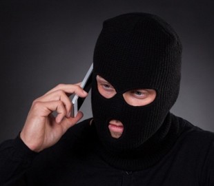 Водія «дев’ятки», який прикував машину ланцюгом, намагалися «розвести» телефонні шахраї