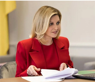 Зеленская выбрала красный наряд для онлайн-встречи с первой леди Германии. Фото