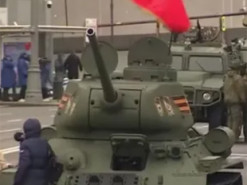 Армія Росії переживає дефіцит бойових танків, самотня одиниця на параді у Москві тому доказ – ЦСК