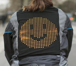 Умная куртка Ford защитит байкеров и велосипедистов от ДТП