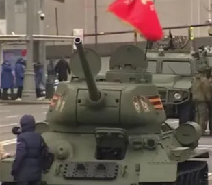 Армія Росії переживає дефіцит бойових танків, самотня одиниця на параді у Москві тому доказ – ЦСК