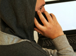 Жінка повірила смс-повідомленню та втратила 8 тисяч гривень