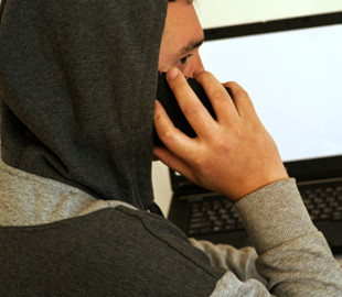 Жінка повірила смс-повідомленню та втратила 8 тисяч гривень