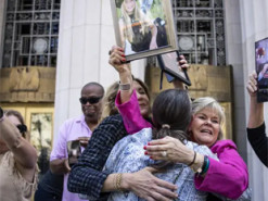 Мільйони за втрачене дитинство: 20-річна дівчина перемогла Meta та YouTube у суді