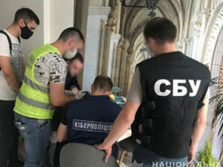 Поліцейські викрили киянина, який незаконно продавав бази даних