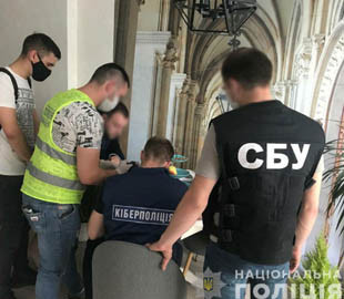 Поліцейські викрили киянина, який незаконно продавав бази даних