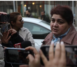 В Азербайджані на трьох співробітників незалежного видання Toplum TV порушили справу про контрабанду. Раніше в офісі редакції пройшов обшук