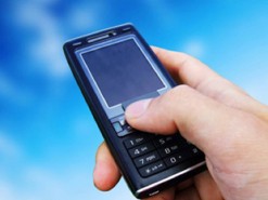 Телефонна «блокада» окупованої частини Донбасу. Де жителі знаходять «острівці зв’язку»