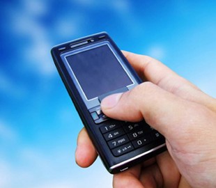 Телефонна «блокада» окупованої частини Донбасу. Де жителі знаходять «острівці зв’язку»