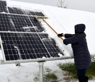 Нова техніка захищає сонячні панелі від снігу