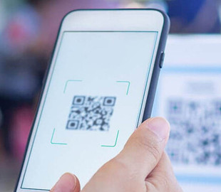 Шахраї вигадали нову схему: заміняють QR-коди в громадських місцях