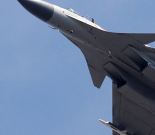 Китайський винищувач ледь не зіткнувся з військовим літаком Японії